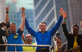 Bolsonaro e Tarcísio de Freitas acenam a apoiadores na avenida Paulista
