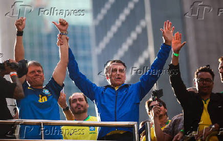 Bolsonaro e Tarcísio de Freitas acenam a apoiadores na avenida Paulista