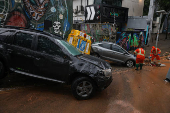 Forte chuva em São Paulo arrasta carros na região da vila Madalena