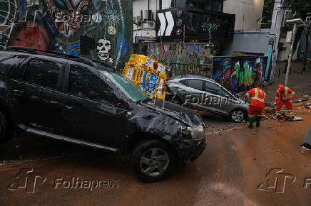 Forte chuva em São Paulo arrasta carros na região da vila Madalena