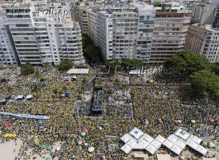 Manifestação com a presença do ex-presidente Jair Bolsonaro, na praia de Copacabana (RJ)
