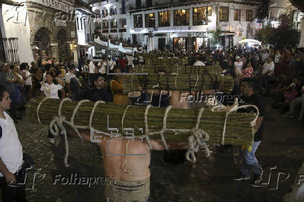 Fieles católicos realizan 'Procesión de los Cristos' al sur de México