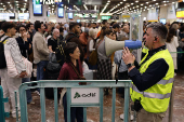 Día de caos en Sants: colas interminables y viajeros desorientados con trenes cancelados