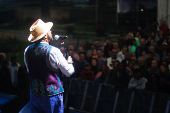 Virada Cultural - Cantor e violeiro Xangai no palco da Sé