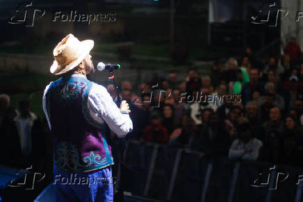 Virada Cultural - Cantor e violeiro Xangai no palco da Sé