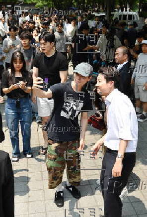 Minor party's presidential candidate campaigns in Seoul