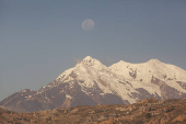 La luna sobre el monte nevado Illimani en Bolivia
