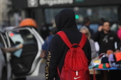 Pedestres enfrentam o frio em São Paulo