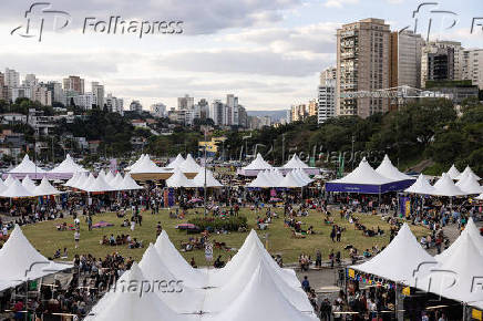 Movimentação durante o sexto dia da Feira do Livro