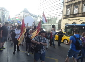 Húngaros e apoiadores LGBT protestam contra a nova lei anti LGBT+ da Hungria em frente ao parlamento.