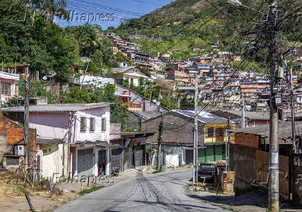 Vista de área com habitações em encosta em Teresópolis, no Rio