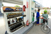 Petrol prices rise in Pakistan