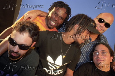 Os músicos da banda O Rappa posam para foto
