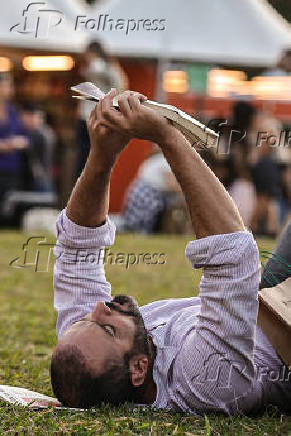 Movimentação durante o sétimo dia da Feira do Livro