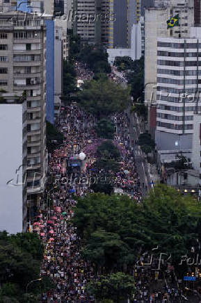 Parada LGBT+ é realizada na avenida Paulista