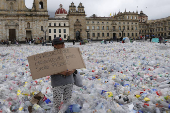 Recicladores colombianos protestan por precios bajos del plástico reciclable