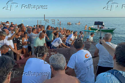 Almuñécar (Granada) recrea la ancestral práctica de pesca del tiro del copo