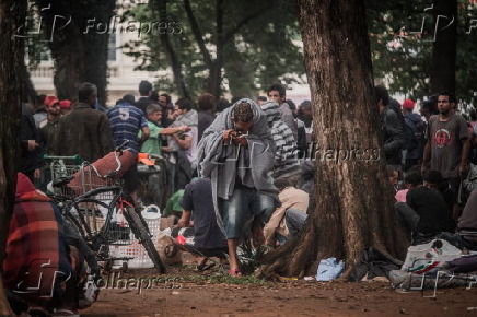 Usuários se acumulam em praça após operação na cracolândia