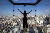 Visitante no Sampa Sky, no centro de SP