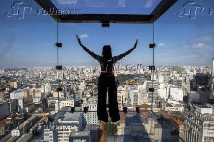 Visitante no Sampa Sky, no centro de SP