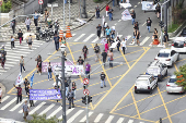 Representantes sindicais do sinpeem realizam manifestação em frente a câmera municipal de são paulo.