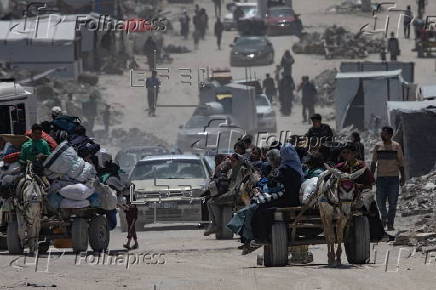 Displaced Palestinians flee their homes in the town of Beit Lahia, north of Gaza City,