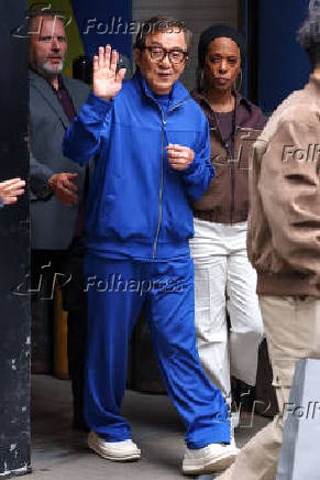 Jackie Chan é visto na região da Times Square na cidade de Nova York