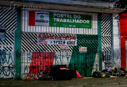 Moradores de rua enfrentam frio em SP