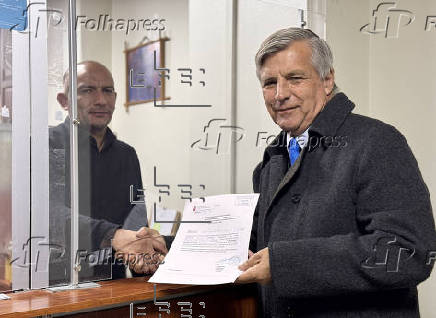 Expresidente del fútbol chileno inscribe su candidatura presidencial como independiente