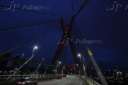 Teste de luz na ponte Octávio Frias de Oliveira em São Paulo