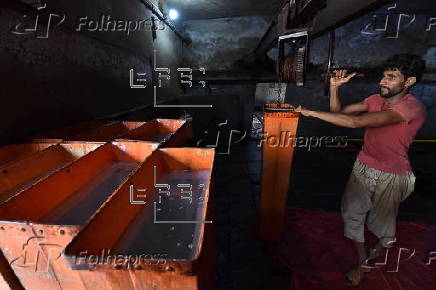 Workers battle heatwave at Karachi ice factory