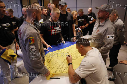 Oleksandr Usyk meets Ukrainian war veterans ahead of his fight against Daniel Dubois