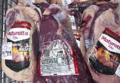 Peças de carnes da Friboi, da JBS, no Carrefour - Imigrantes, em São Paulo (SP)