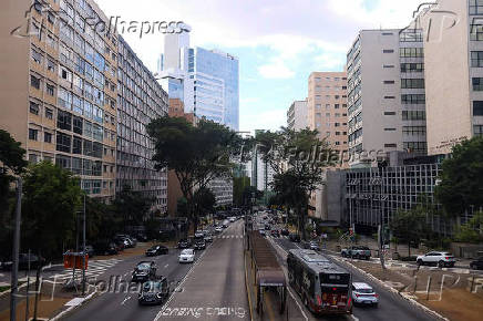 movimentação de veículos na avenida 9 de julho