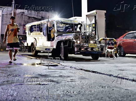 Motorists rush to gasoline stations to fill tanks amid increase of fuel prices