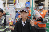 Recicladores colombianos protestan por precios bajos del plástico reciclable