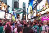 Torcedores do Palmeiras se reunem na Times Square em Nova York