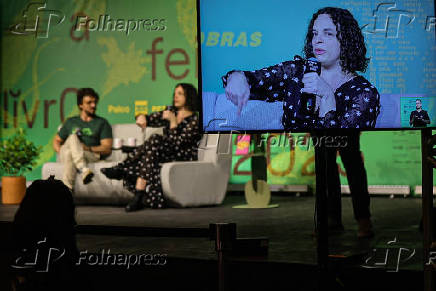 A escritora Amara Moira durante bate papo no palco Petrobra