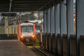 Vista das plataformas da estação de metrô de Esteio