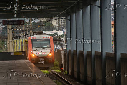 Vista das plataformas da estação de metrô de Esteio