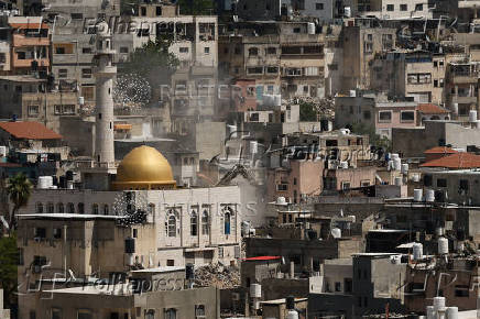 Israeli heavy machinery demolishes homes of Palestinians in Nur Shams camp