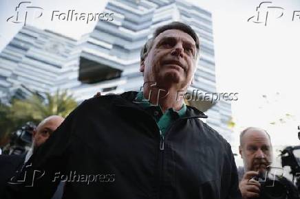 O ex-presidente Jair Bolsonaro fala com a imprensa após prestar depoimento na PF