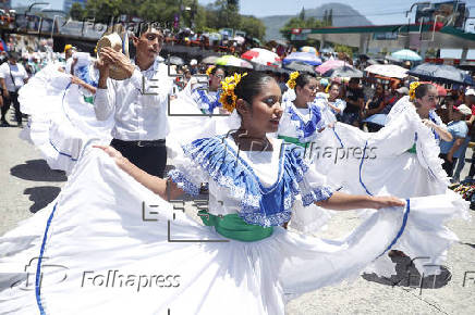 Desfile por las fiestas patronales en San Salvador