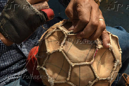 Conserto artesanal de bola de futebol em Osasco