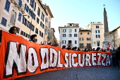 Police clash with security decree demonstrators in Rome