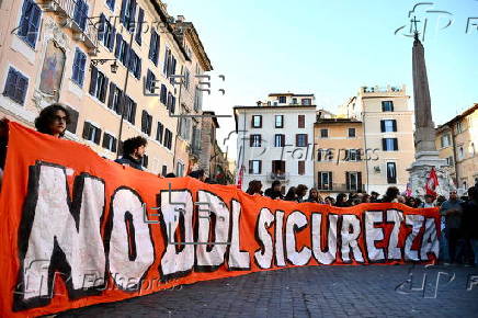 Police clash with security decree demonstrators in Rome