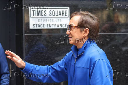 Jackie Chan é visto na região da Times Square na cidade de Nova York