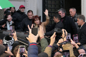 Peronistas se congregan en la casa de Cristina Fernández ante su posible detención