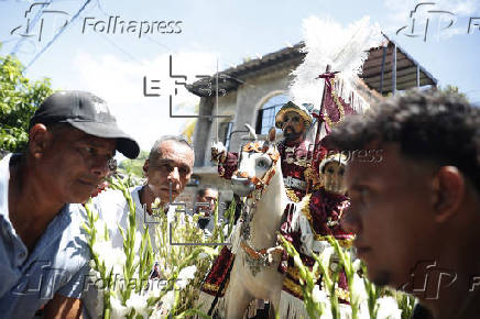 Fieles salvadoreños celebran la centenaria procesión de 