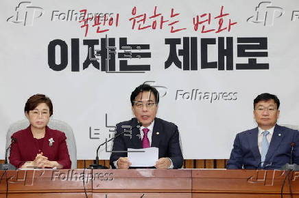 People Power Party's interim leader attends party meeting at National Assembly